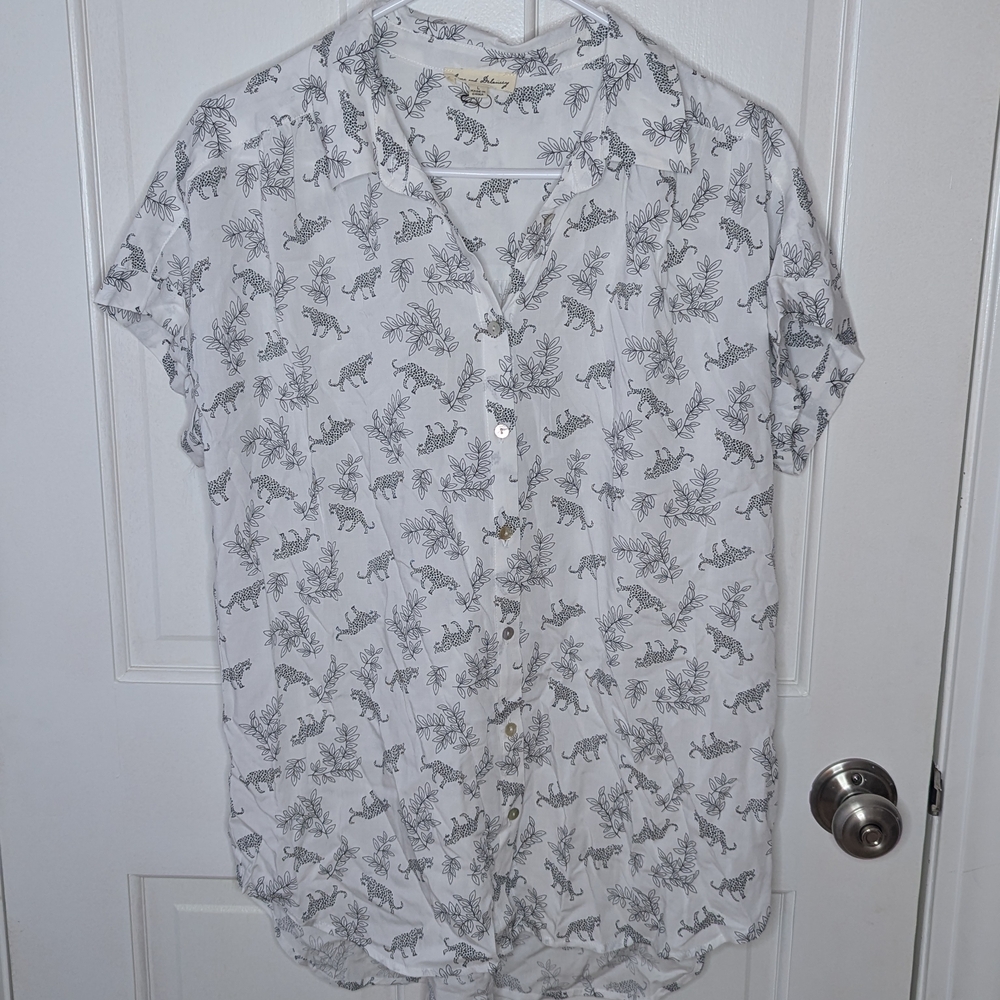 Jane and Delancey White and Gray Animal Print Button-Down Shirt Size Large
